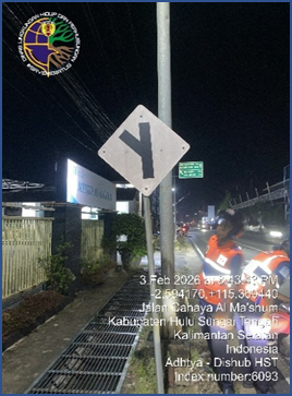 Peringatan Persimpangan Tiga Serong Kiri