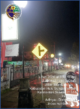 Peringatan Persimpangan Tiga Sisi Kanan (Ditempatkan pada Lengan Mayor)
